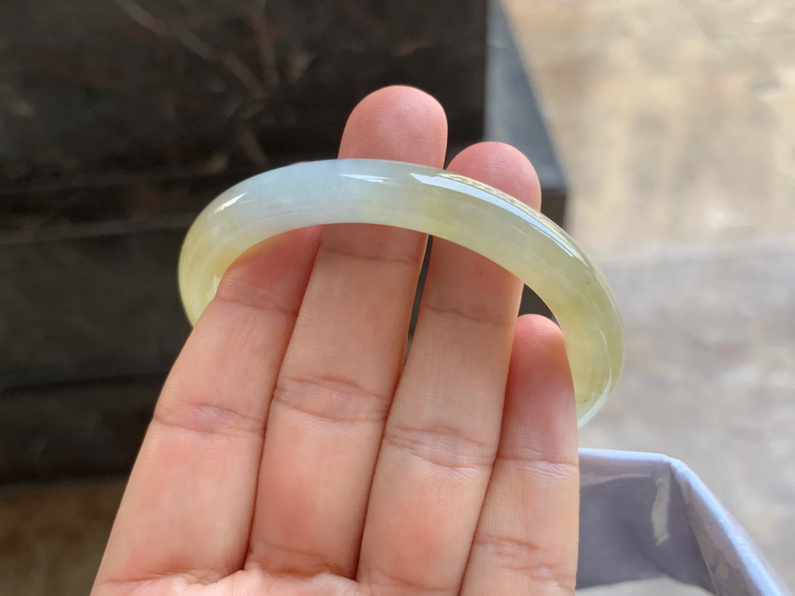 52-8mm
冰种黄翡圆条贵妃手镯  水润光泽 颜色漂亮 正圈50可戴