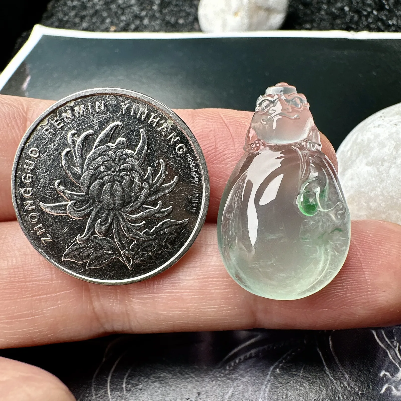 【玻璃种飘绿钱袋子】小精品。饱满度上佳，质地非常细腻，冰润通透