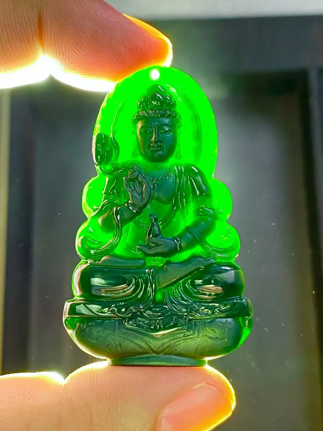 墨翠【大势至菩萨】细腻干净，黑度极黑、性价比高，雕工精湛，打灯透绿.