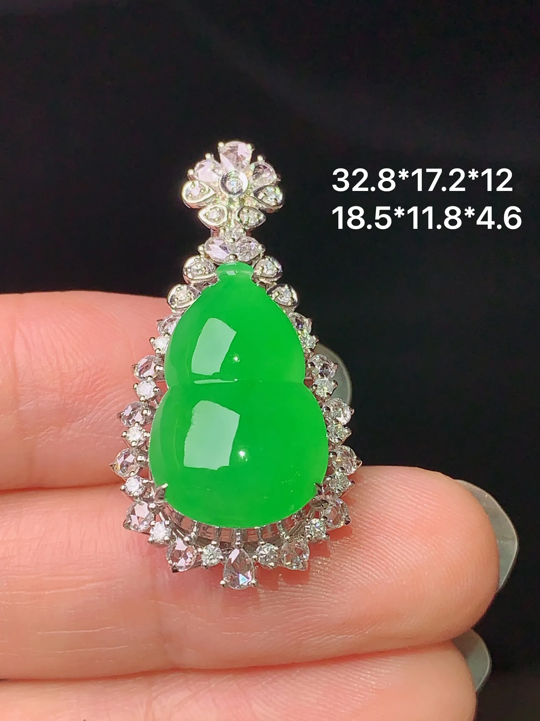 18k金钻镶嵌满绿葫芦吊坠 玉质细腻 色泽清新艳丽 整体尺寸32.8*17.2*12