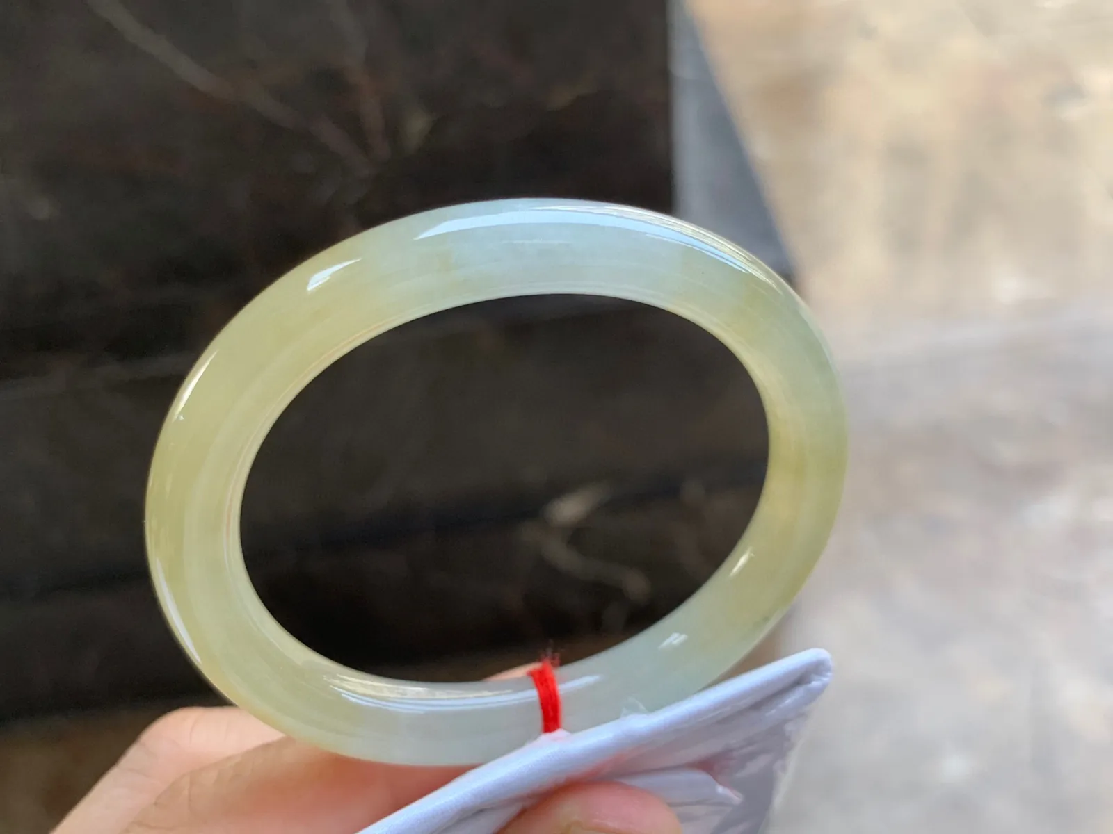 52-8mm
冰种黄翡圆条贵妃手镯  水润光泽 颜色漂亮 正圈50可戴