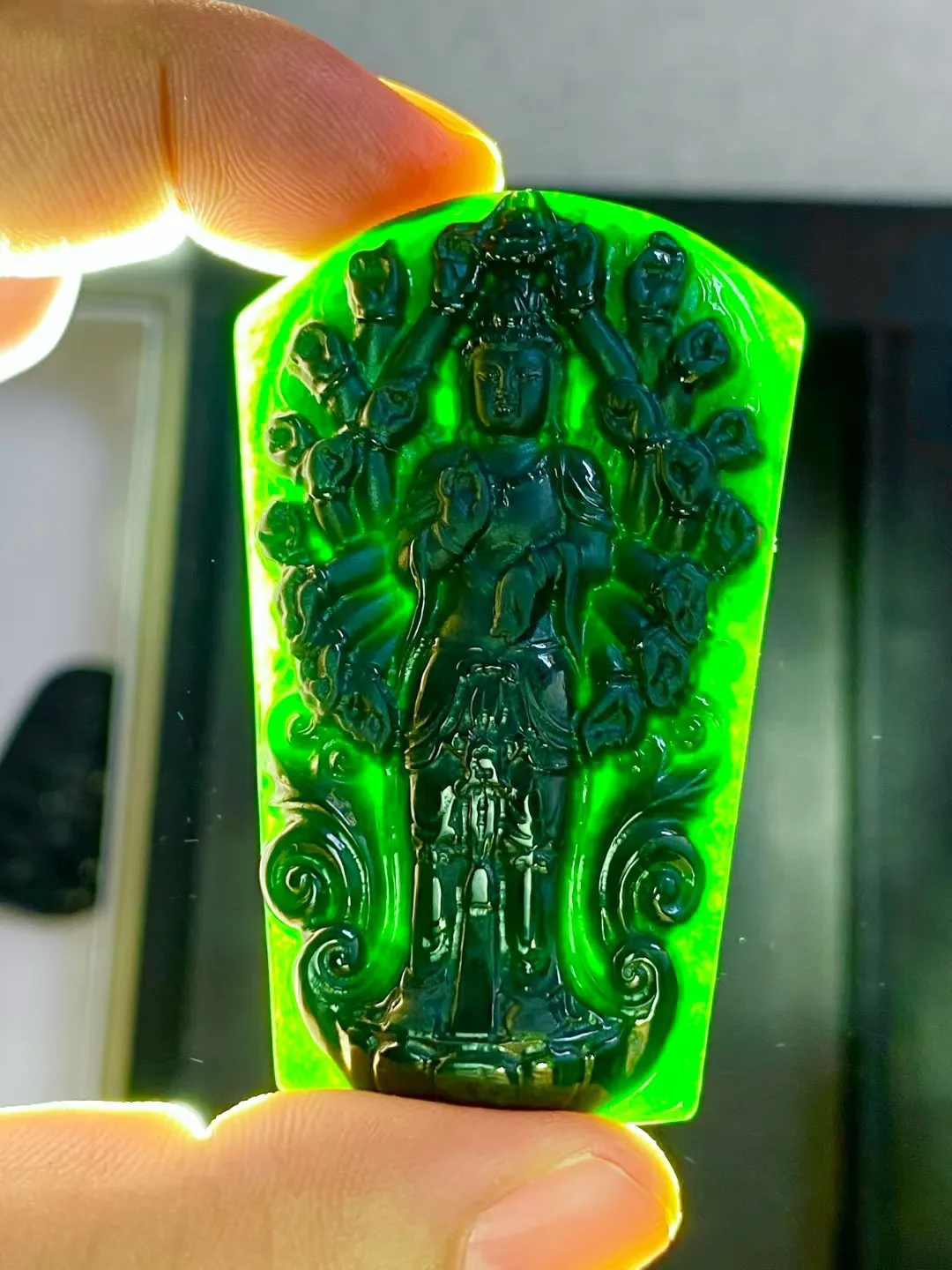 墨翠【千手观音】细腻干净，黑度好，性价比高，雕工精湛，打灯透绿‘