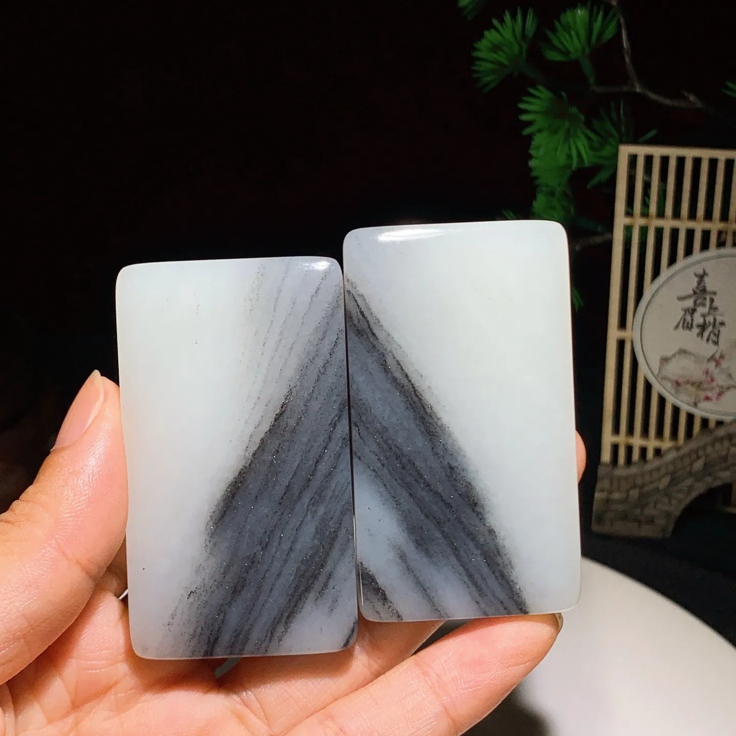 一对新疆料意境青花对牌挂件。尺寸60.6/34.6/9重103.9克。玉质细腻油润。手推出油。品相大气。 lt250815