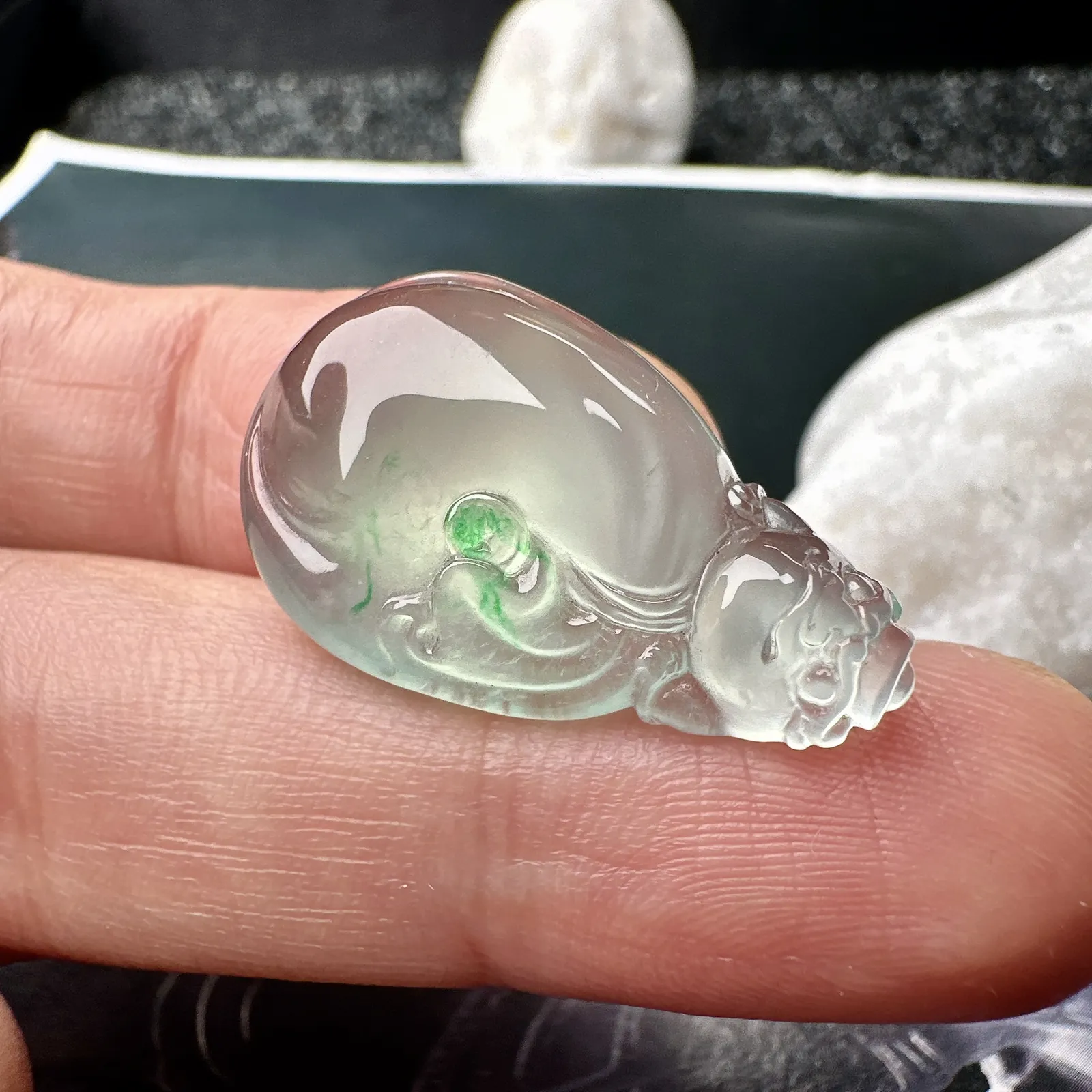【玻璃种飘绿钱袋子】小精品。饱满度上佳，质地非常细腻，冰润通透