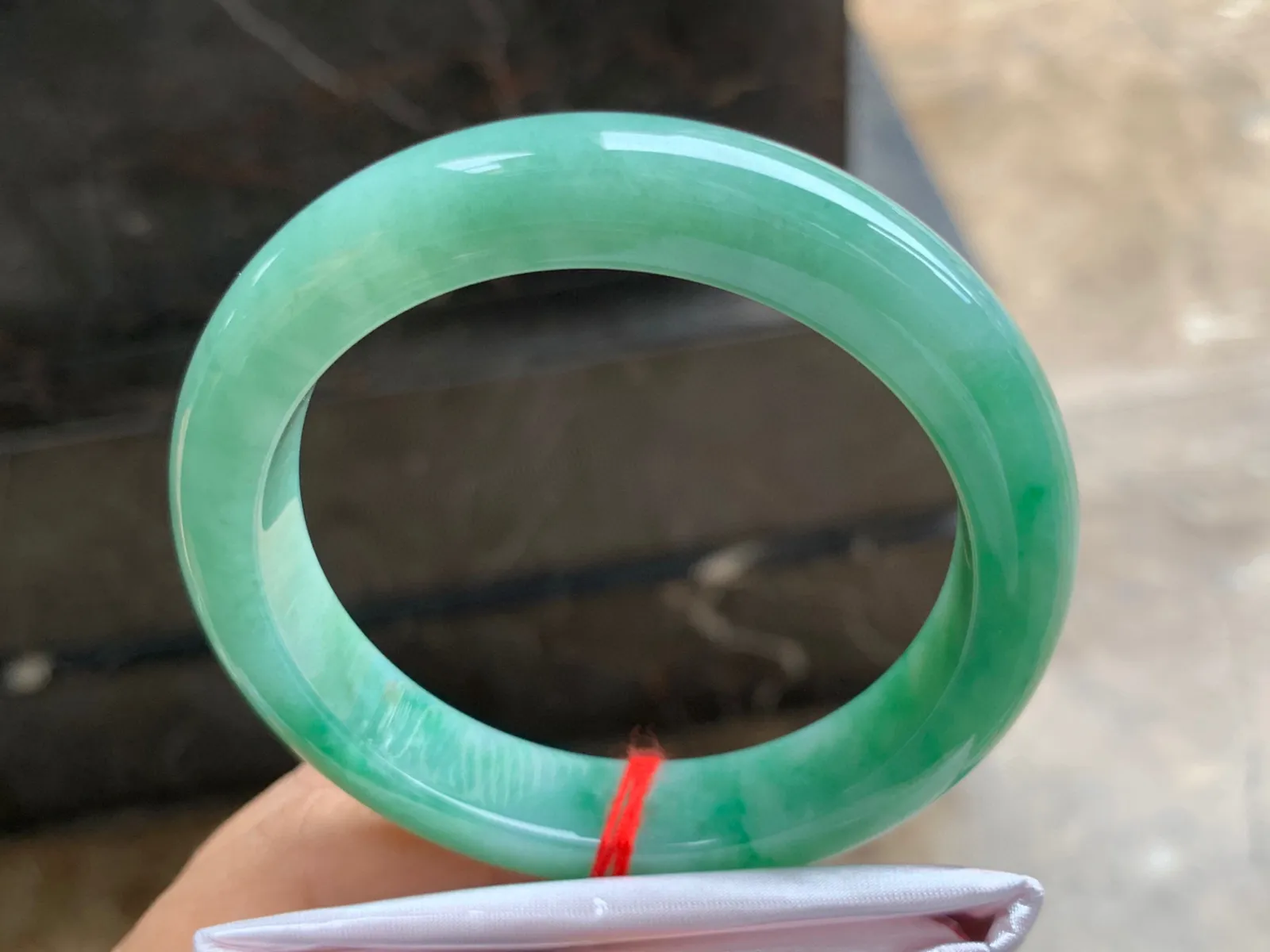 58-12-9mm
豆绿色手镯 底子细腻 颜色漂亮