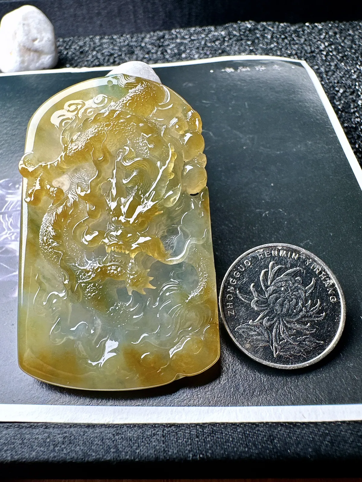 【冰种黄翡龙牌】冰润细腻，冰感好，质地很不错。雕工精细，佩戴效果好