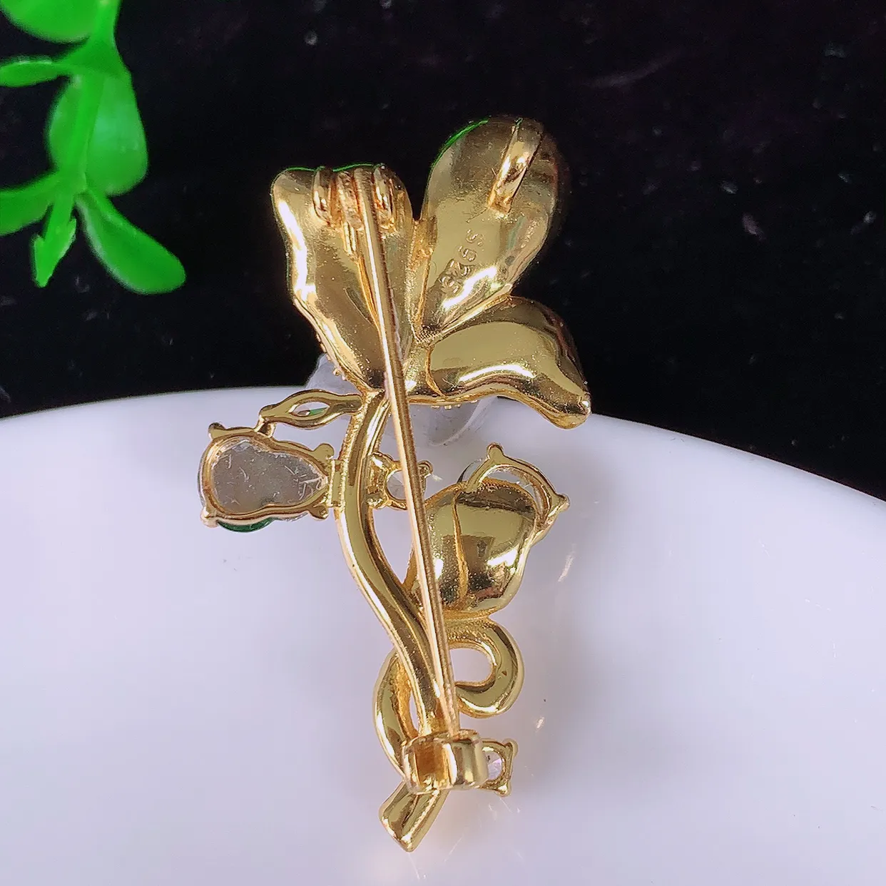 冰透满绿翡翠葫芦925银镶嵌胸针，自然光实拍，翠色灵动，颜色漂亮，种老水足，品相佳，佩戴佳品！#97.12整体36.5*17.5*9.5裸石6.5*4.5