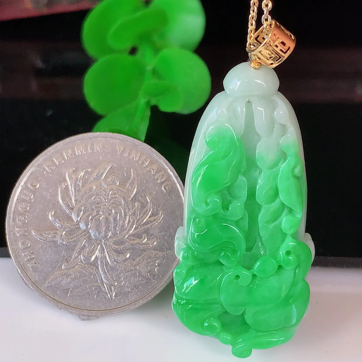 自然光实拍，18K金镶嵌冰润辣绿翡翠招百财白菜吊坠，百财聚来，财源滚滚，色泽鲜艳，精工水润的白菜，性价比高！#1.16