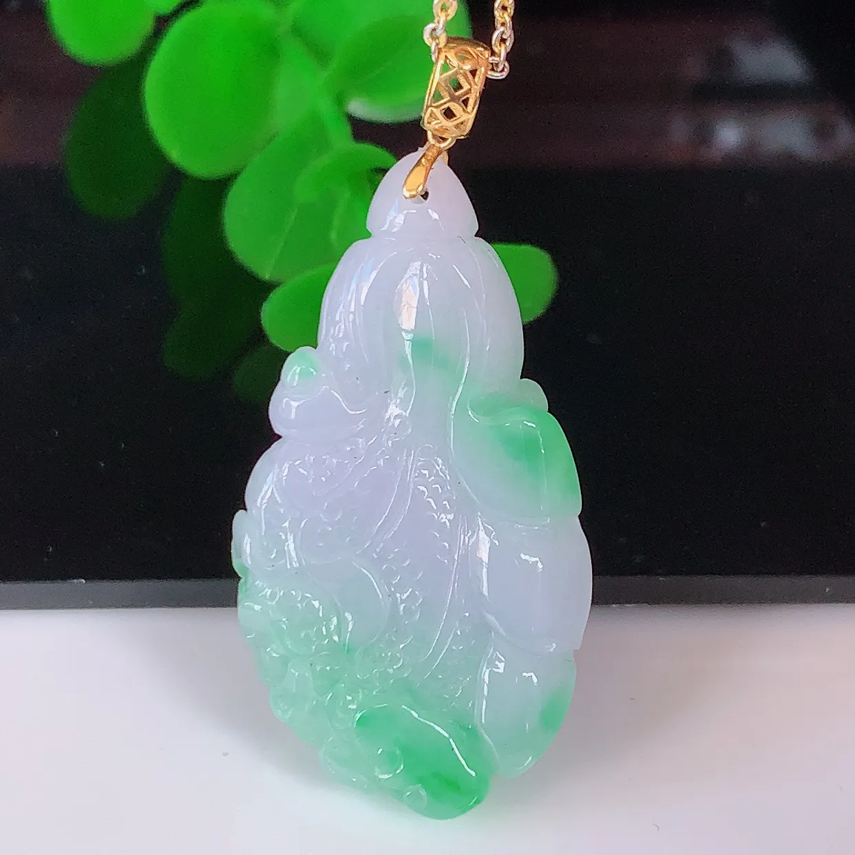 自然光实拍，18K金镶嵌冰飘绿翡翠招百财白菜吊坠，百财聚来，财源滚滚，色泽鲜艳，精工水润的白菜，性价比高！#1.16