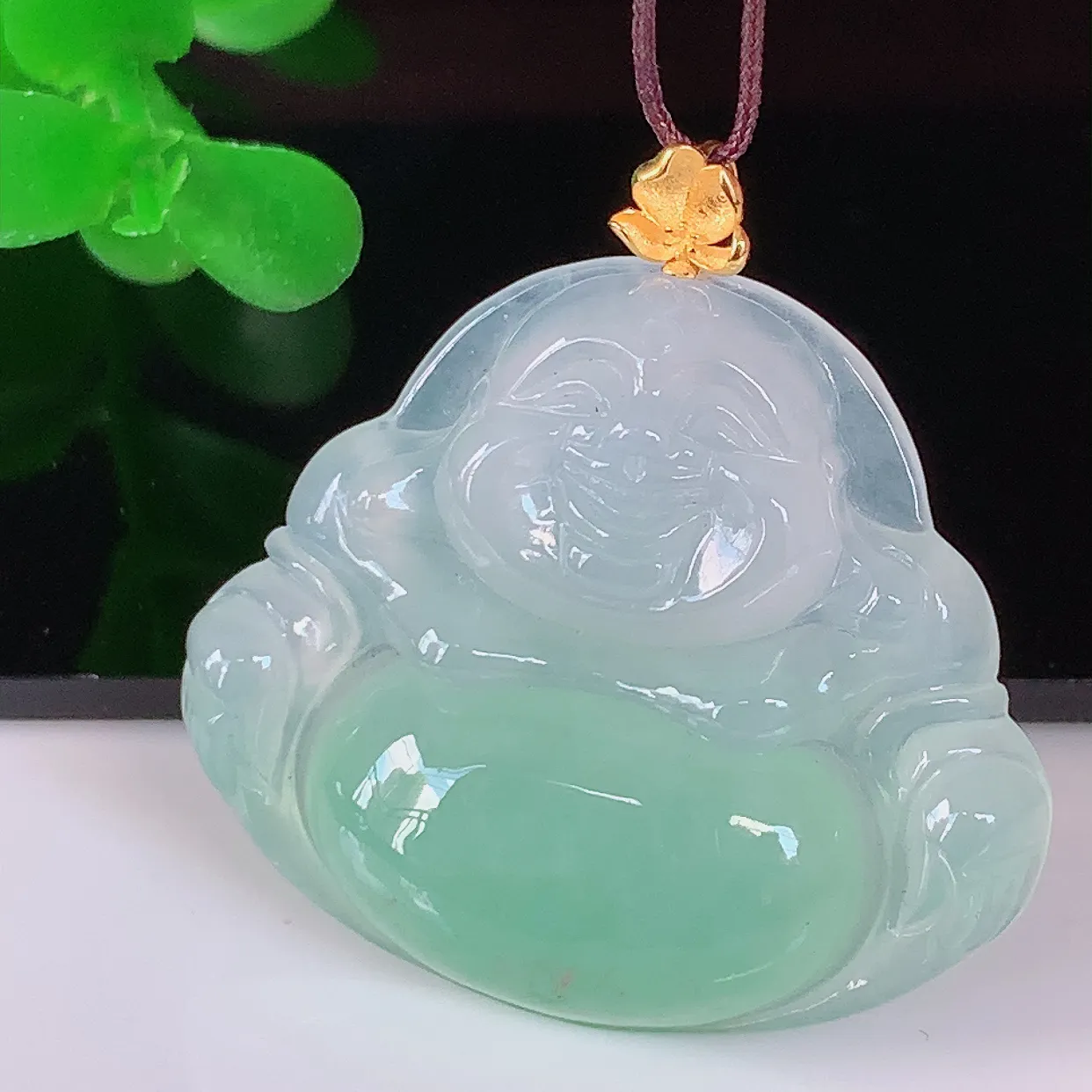 自然光实拍，18K金镶嵌冰种满绿肚翡翠佛公吊坠，冰透饱满， 佛公亦保平安，寓意有福（佛公）相伴，品相佳，配戴优雅迷人！#1.16整体29*裸石28.5*25*5.6