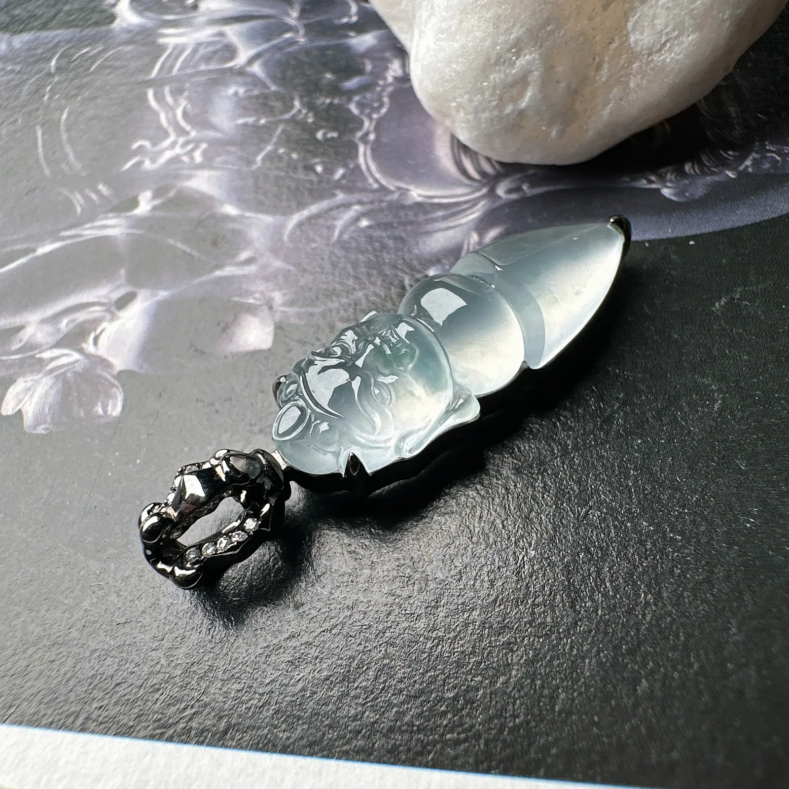 【冰种佛教法器降魔杵】冰种起胶起荧光的料子，质地细腻。纯手工雕刻，少有这样高质量的降魔杵，推荐入手。18K金钻精美镶嵌，裸石尺寸25.8*9.3*4.7毫米。
