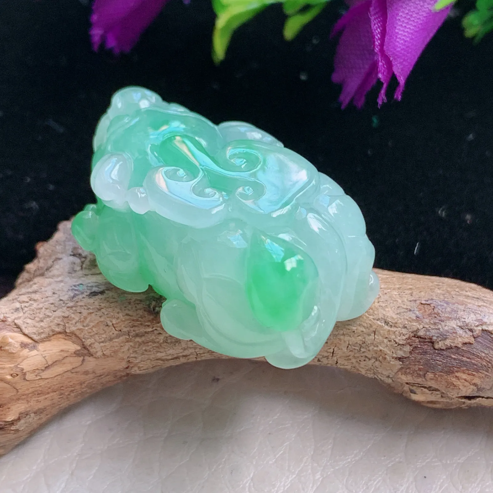 xqa实拍32*18*12.5缅甸翡翠精雕飘绿招财貔貅 皮休玉吊坠 玉挂件