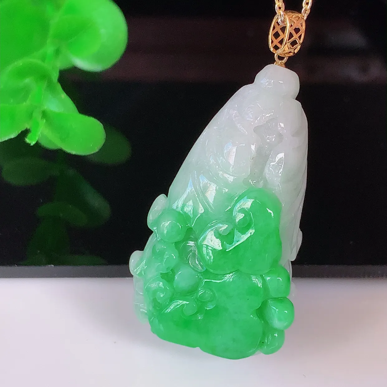 自然光实拍，18K金镶嵌冰润飘绿翡翠招百财白菜吊坠，百财聚来，财源滚滚，色泽鲜艳，精工水润的白菜，性价比高！#1.16