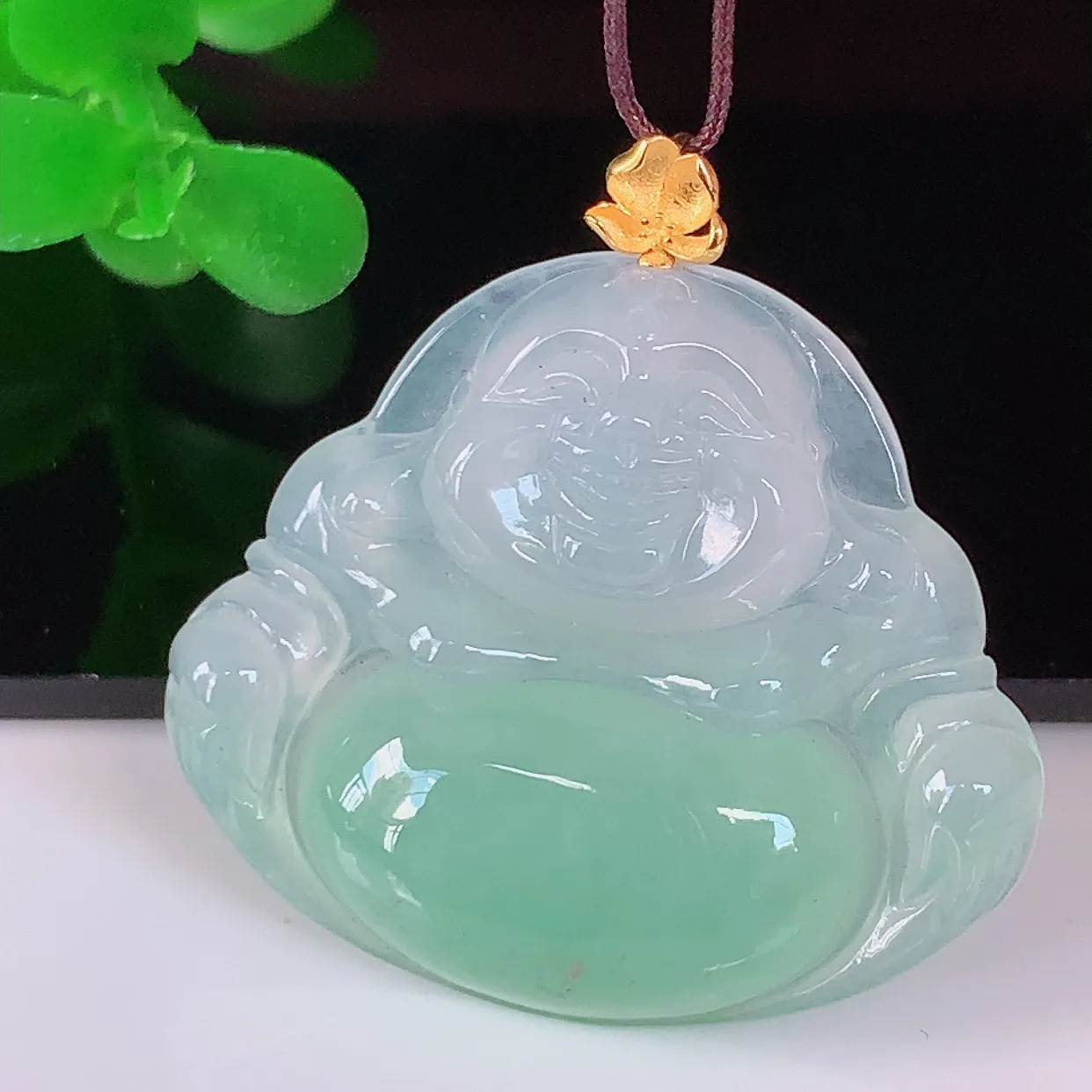自然光实拍，18K金镶嵌冰种满绿肚翡翠佛公吊坠，冰透饱满， 佛公亦保平安，寓意有福（佛公）相伴，品相佳，配戴优雅迷人！#1.16整体29*裸石28.5*25*5.6