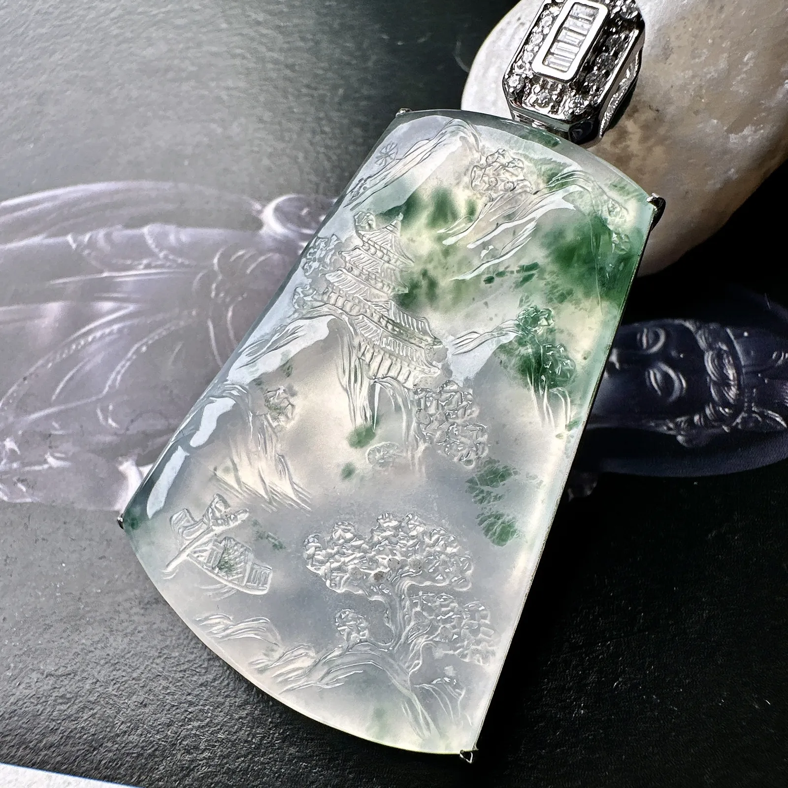 【冰种飘花山水】种地很不错，冰感十足，通透度好，画面感强烈，稀有的好山水，18k金钻镶嵌，裸石尺寸49.4*36*4.6毫米