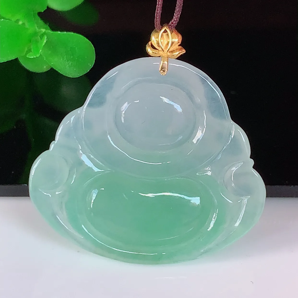 自然光实拍，18K金镶嵌冰种满绿肚翡翠佛公吊坠，冰透饱满， 佛公亦保平安，寓意有福（佛公）相伴，品相佳，配戴优雅迷人！#1.16整体29*裸石28.5*25*5.6