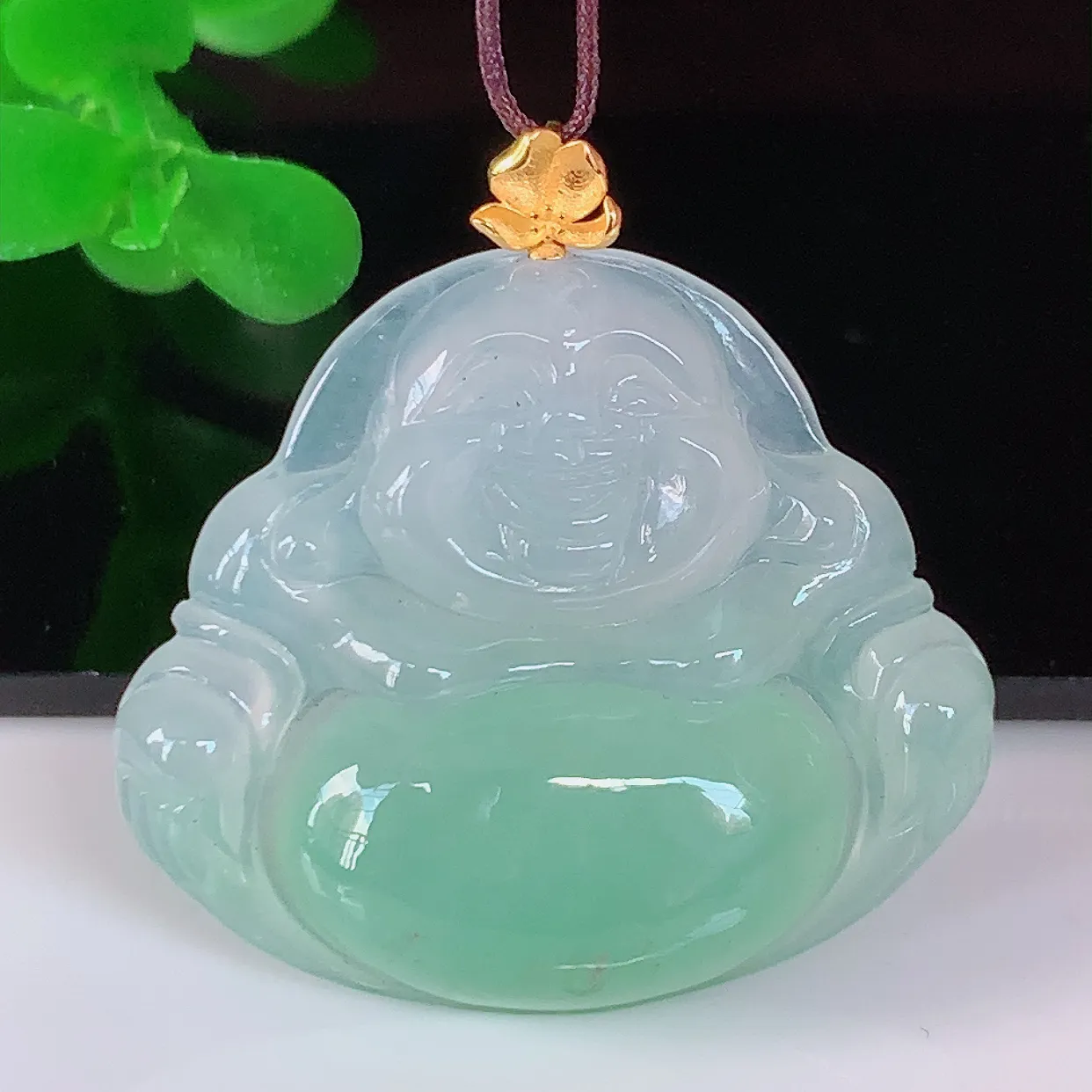 自然光实拍，18K金镶嵌冰种满绿肚翡翠佛公吊坠，冰透饱满， 佛公亦保平安，寓意有福（佛公）相伴，品相佳，配戴优雅迷人！#1.16整体29*裸石28.5*25*5.6