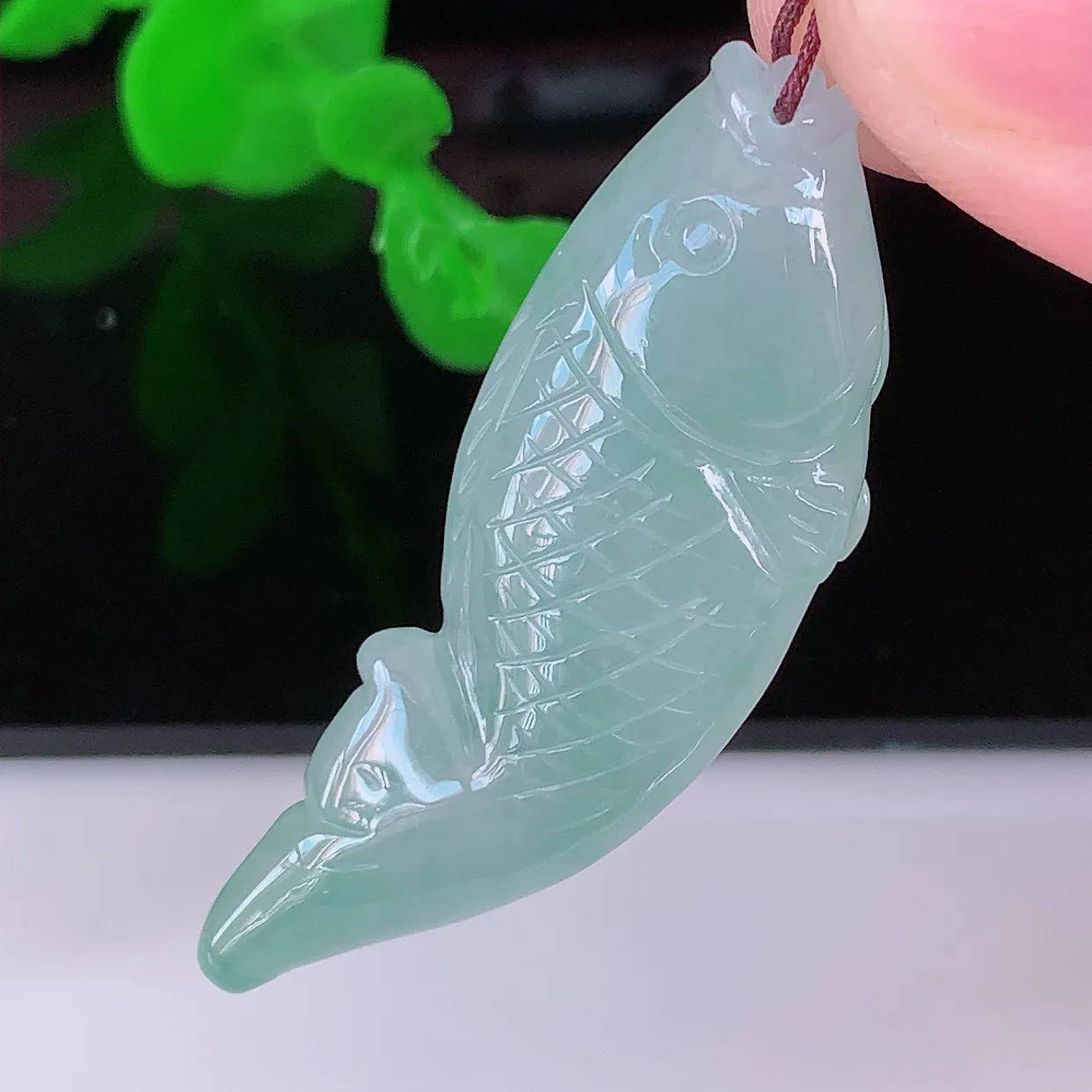 自然光实拍，冰种翡翠年年有余，自由自在玉吊坠，寓意财源广进，雕工婉约，栩栩如生，佩戴优雅迷人！#05