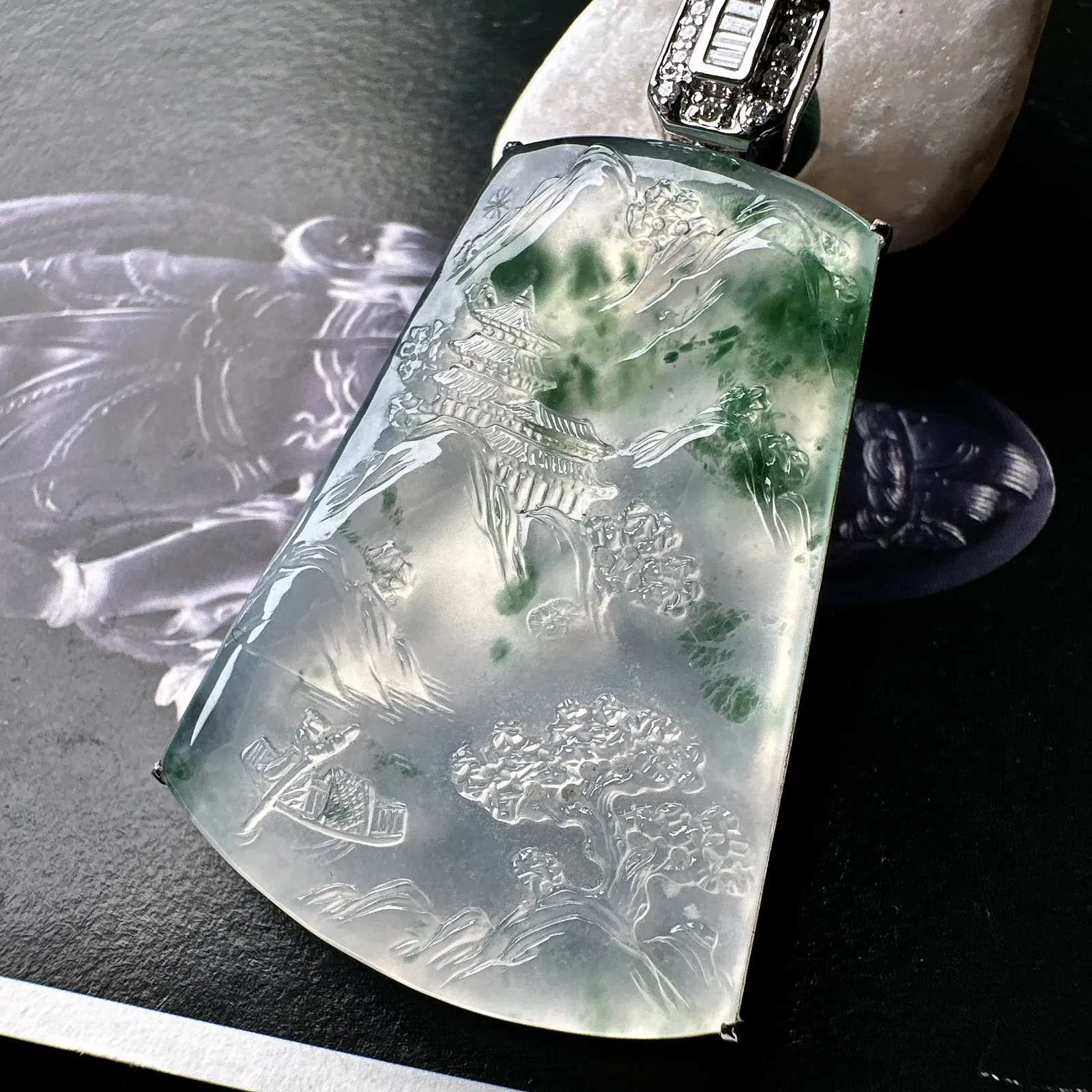 【冰种飘花山水】种地很不错，冰感十足，通透度好，画面感强烈，稀有的好山水，18k金钻镶嵌，裸石尺寸49.4*36*4.6毫米