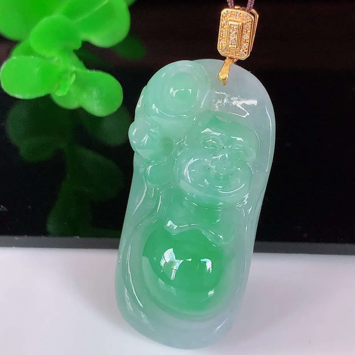 自然光实拍，18K金镶嵌冰胶飘绿逍遥布袋佛翡翠吊坠，代代有钱，水足丰盈，盈满欢喜，配戴送礼佳品！#1.16整体39裸石33*15.8*11.5