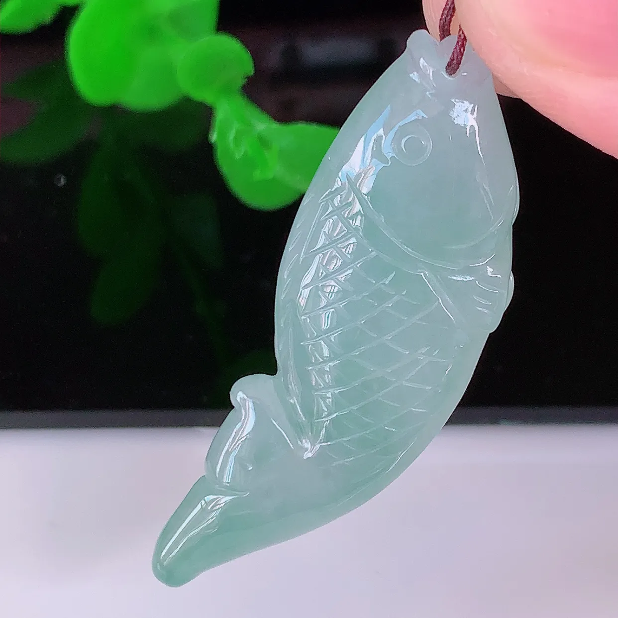 自然光实拍，冰种翡翠年年有余，自由自在玉吊坠，寓意财源广进，雕工婉约，栩栩如生，佩戴优雅迷人！#05.16