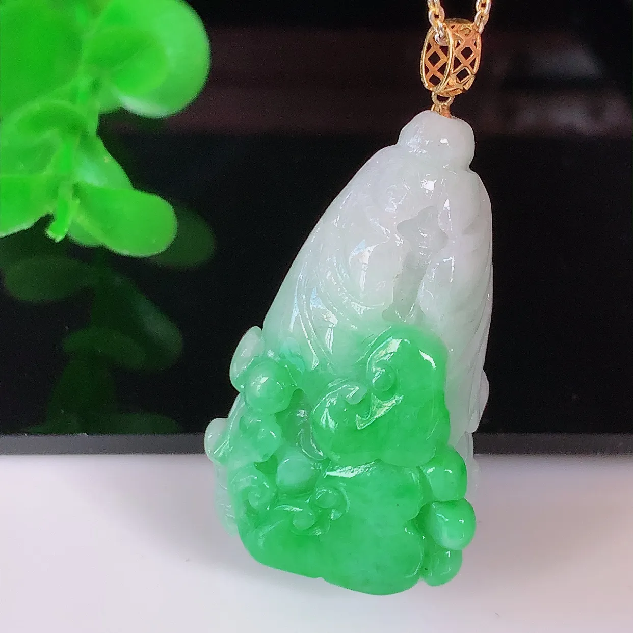 自然光实拍，18K金镶嵌冰润飘绿翡翠招百财白菜吊坠，百财聚来，财源滚滚，色泽鲜艳，精工水润的白菜，性