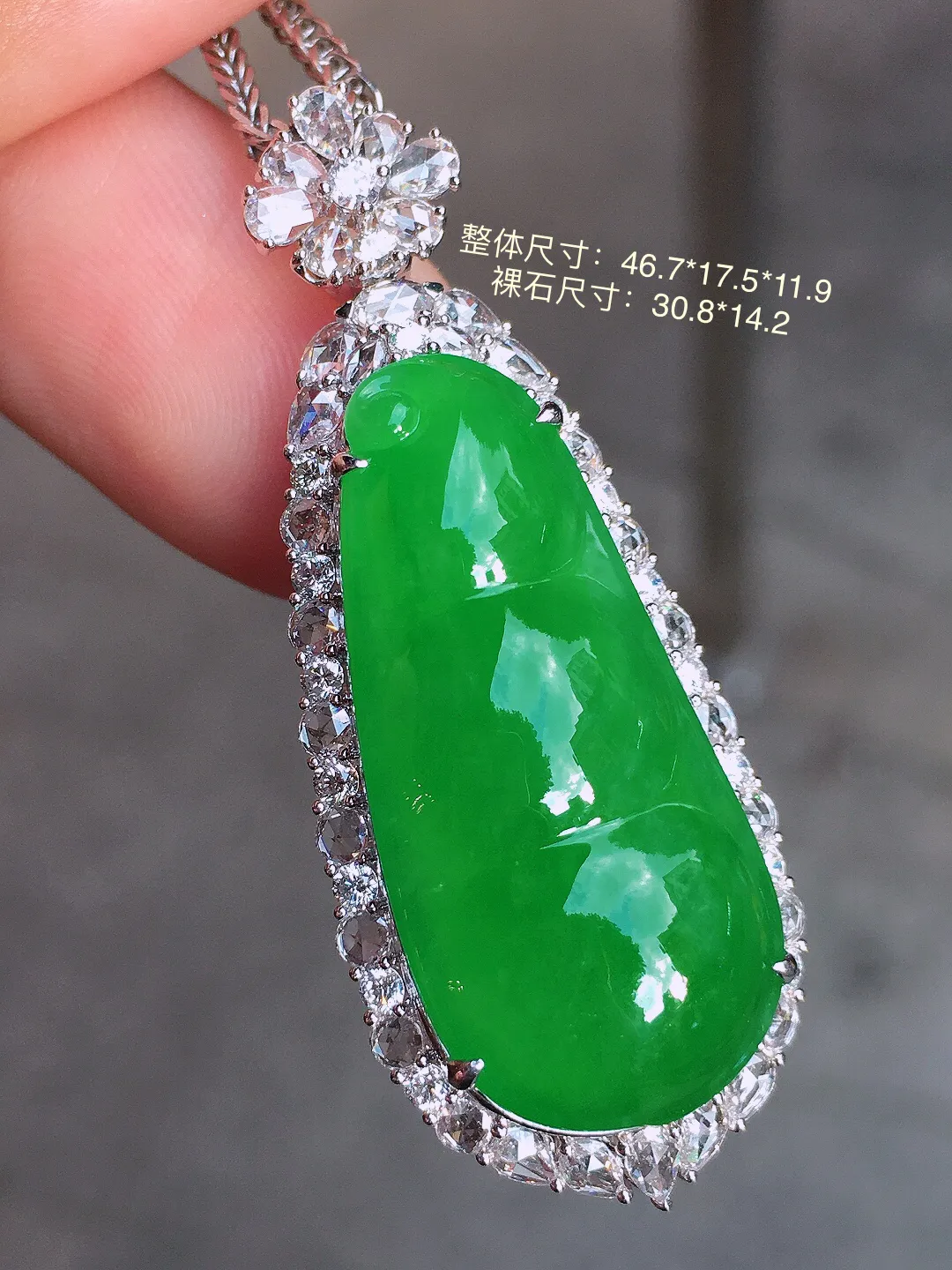 阳绿福豆吊坠，色泽均匀艳丽，玉质细腻，荧光感超
强，饱满圆润，气质满满。18k
金豪华镶嵌