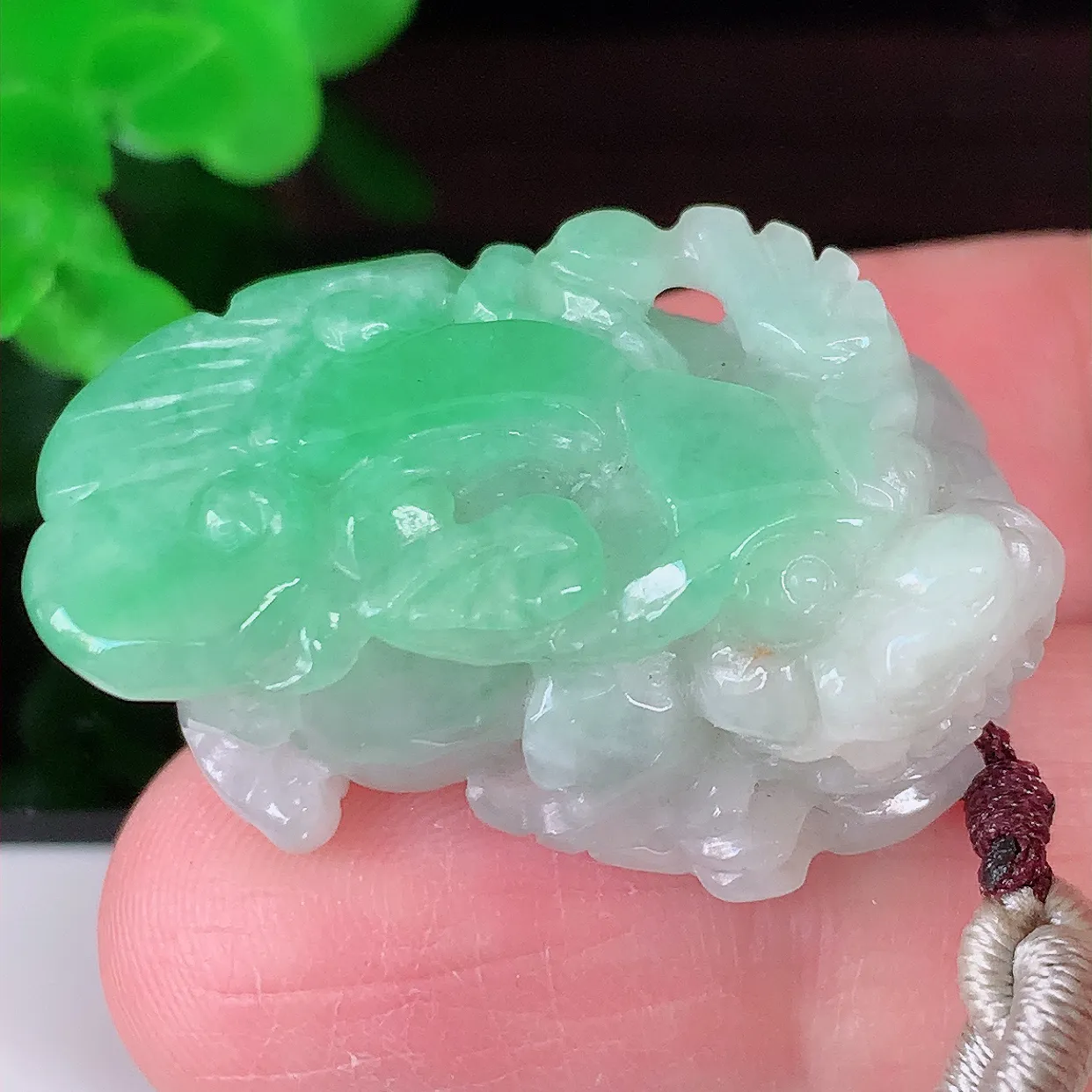 自然光实拍，冰润飘绿招财貔貅吊坠，民间有“一摸貔貅运程旺盛，再摸貔貅财运滚滚，三摸貔貅平步青云 ”的美好祝愿。#57.16