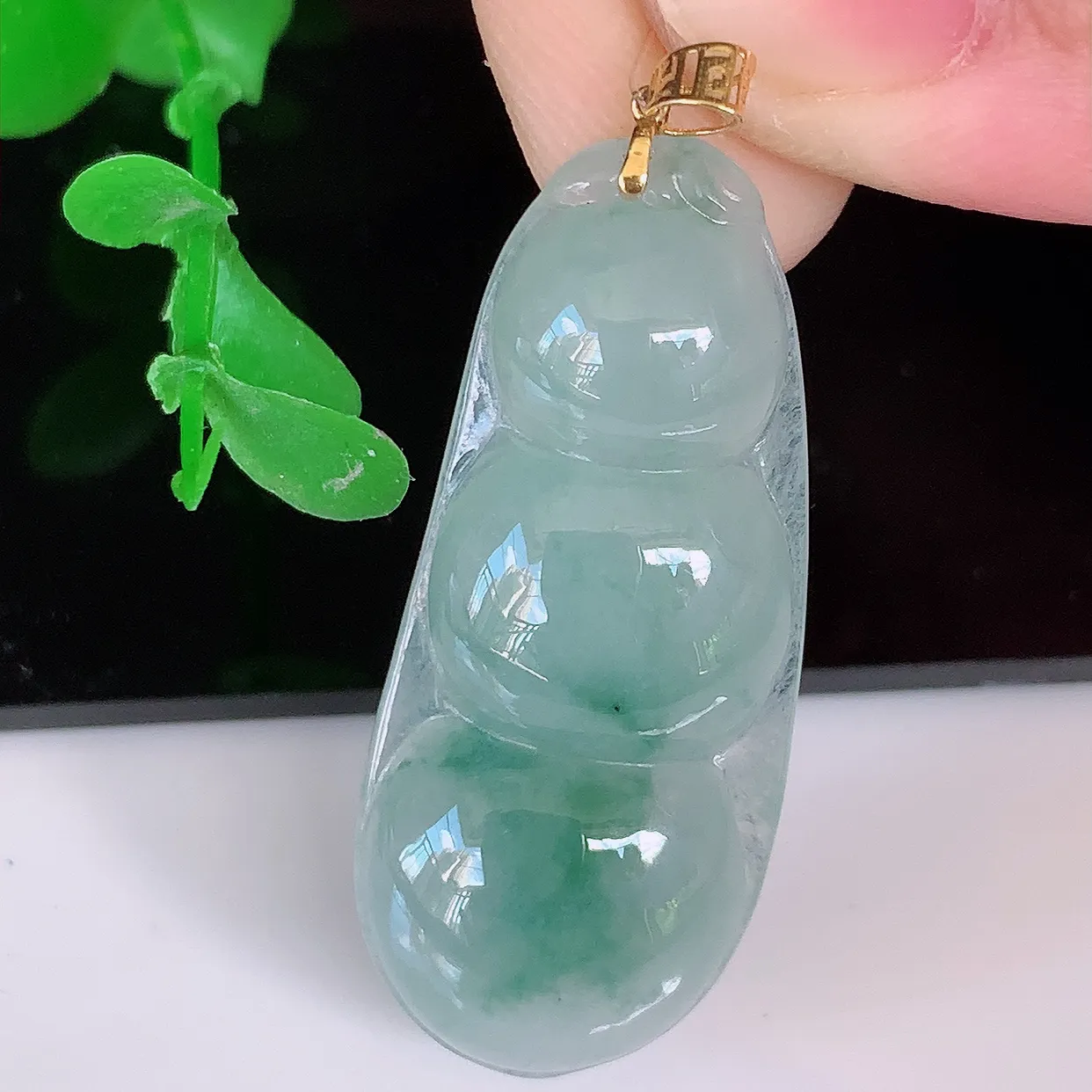 18K金镶嵌冰种飘花翡翠四季豆吊坠，平安豆福豆玉坠，冰润通透，豆粒饱满，寓意：豆蔻年华！#49.16