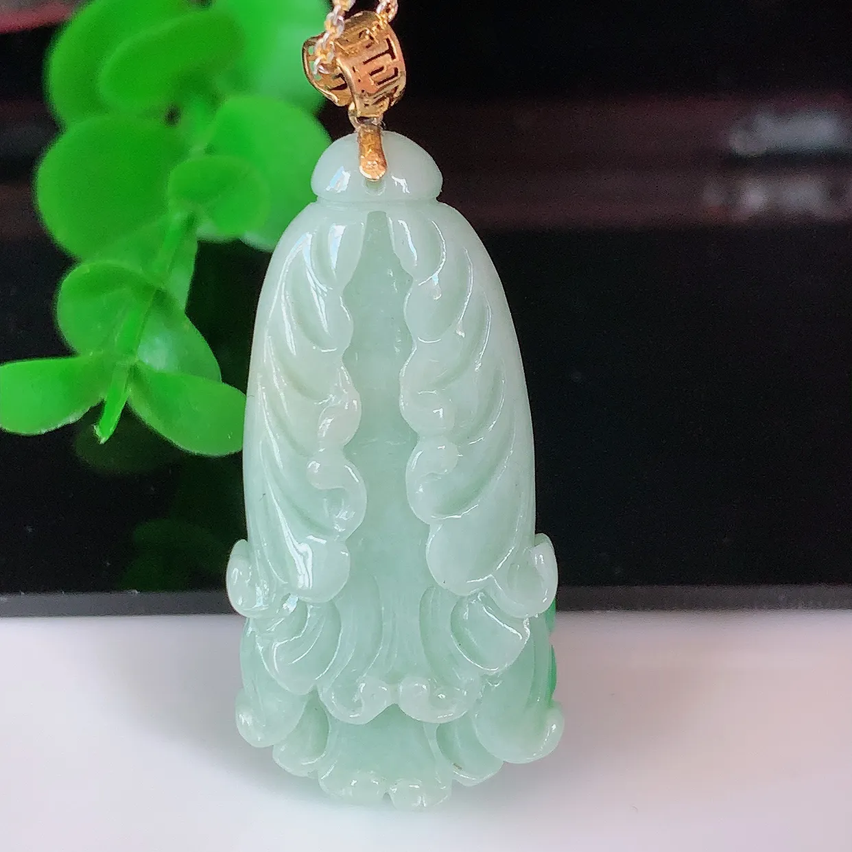 自然光实拍，18K金镶嵌冰润辣绿翡翠招百财白菜吊坠，百财聚来，财源滚滚，色泽鲜艳，精工水润的白菜，性价比高！#1.16