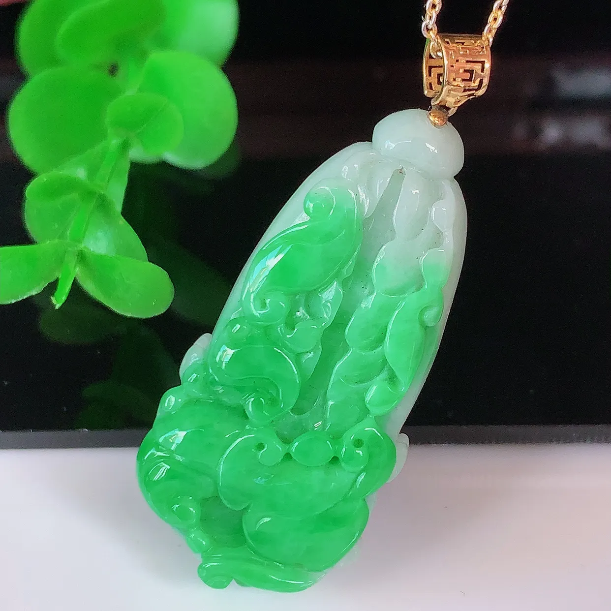 自然光实拍，18K金镶嵌冰润辣绿翡翠招百财白菜吊坠，百财聚来，财源滚滚，色泽鲜艳，精工水润的白菜，性价比高！#1.16