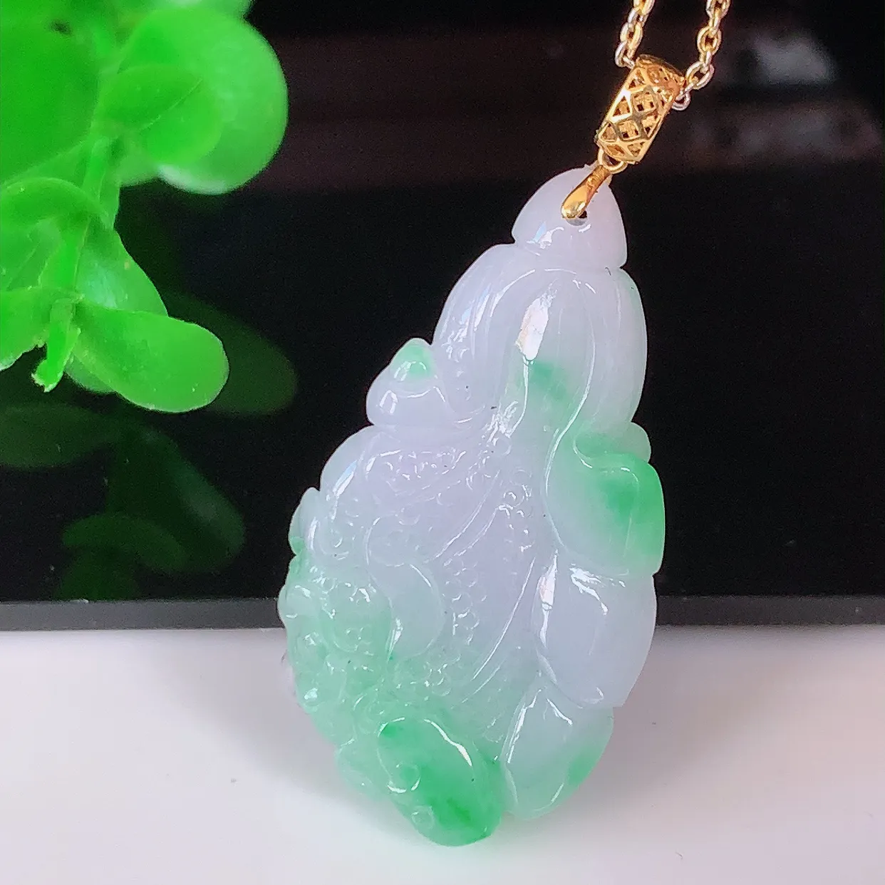 自然光实拍，18K金镶嵌冰飘绿翡翠招百财白菜吊坠，百财聚来，财源滚滚，色泽鲜艳，精工水润的白菜，性价