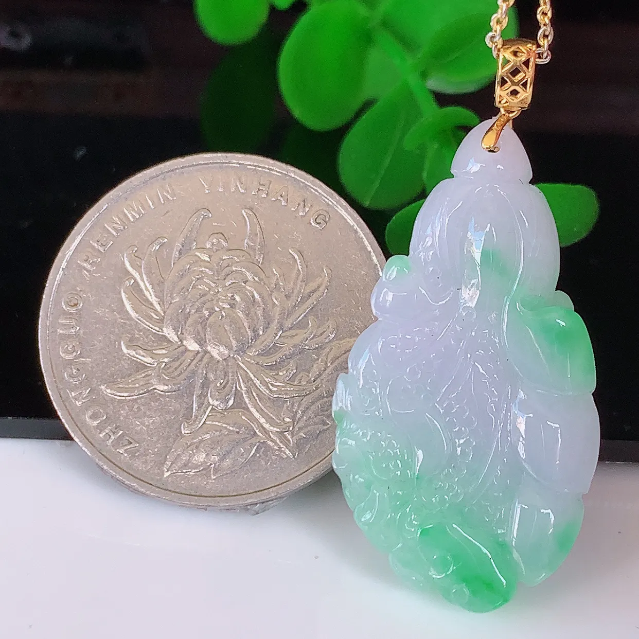 自然光实拍，18K金镶嵌冰飘绿翡翠招百财白菜吊坠，百财聚来，财源滚滚，色泽鲜艳，精工水润的白菜，性价比高！#1.16