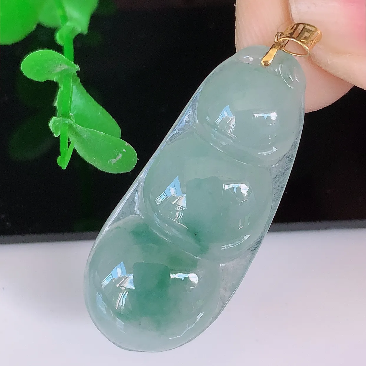 18K金镶嵌冰种飘花翡翠四季豆吊坠，平安豆福豆玉坠，冰润通透，豆粒饱满，寓意：豆蔻年华！#49.16