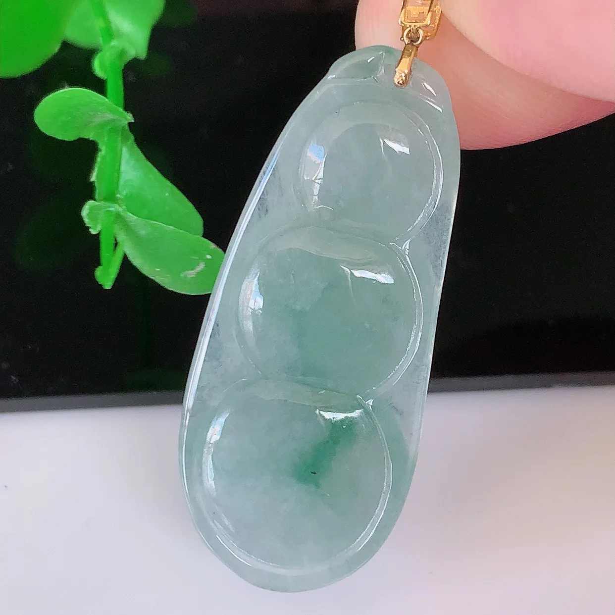 18K金镶嵌冰种飘花翡翠四季豆吊坠，平安豆福豆玉坠，冰润通透，豆粒饱满，寓意：豆蔻年华！#49.16