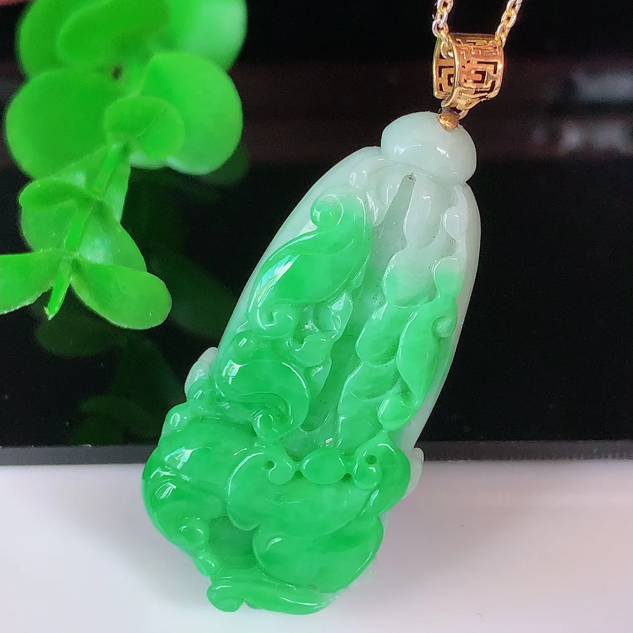 自然光实拍，18K金镶嵌冰润辣绿翡翠招百财白菜吊坠，百财聚来，财源滚滚，色泽鲜艳，精工水润的白菜，性价比高！#1.16