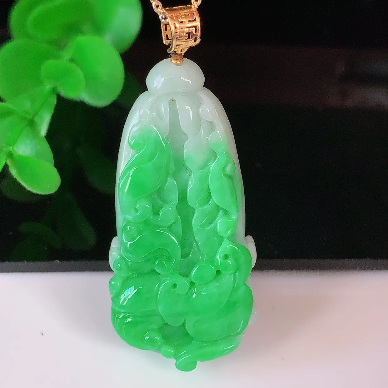 自然光实拍，18K金镶嵌冰润辣绿翡翠招百财白菜吊坠，百财聚来，财源滚滚，色泽鲜艳，精工水润的白菜，性