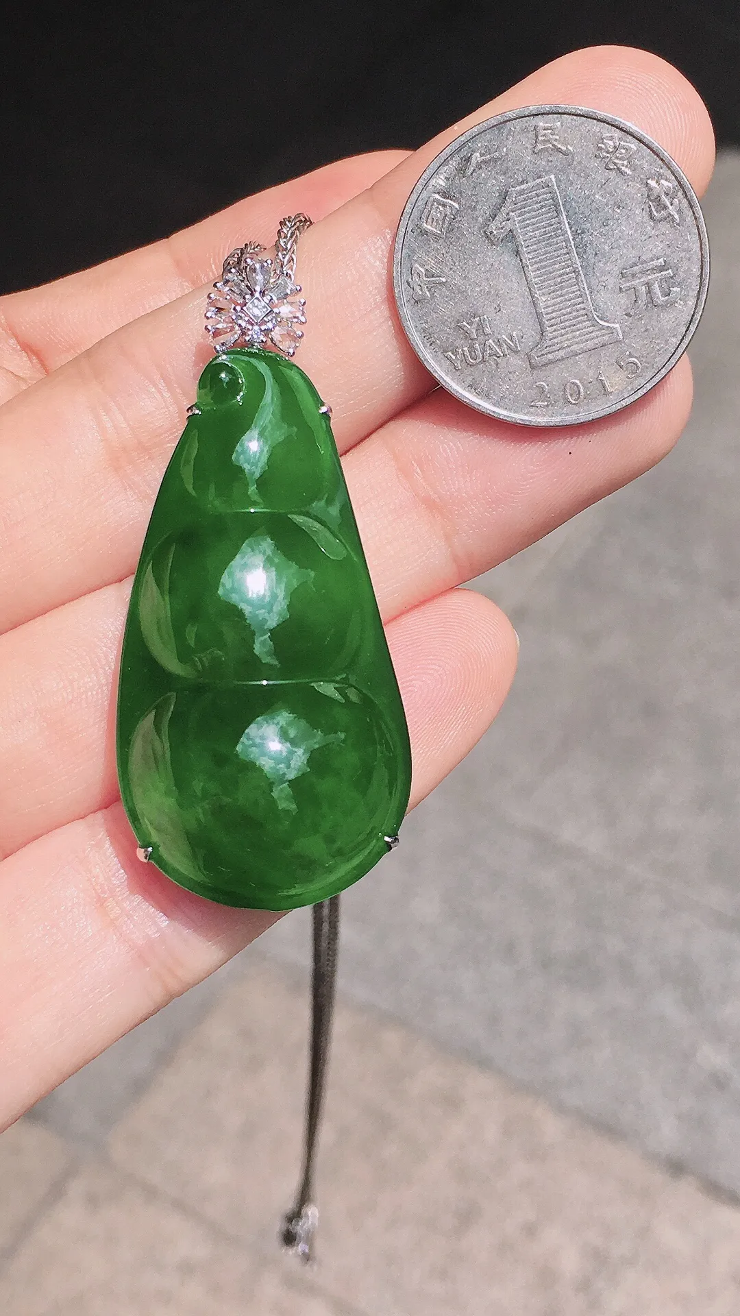 满绿福豆吊坠，色泽均匀浓郁，玉质细腻，荧光感超
强，饱满圆润，简单大气，18k
金豪华镶嵌