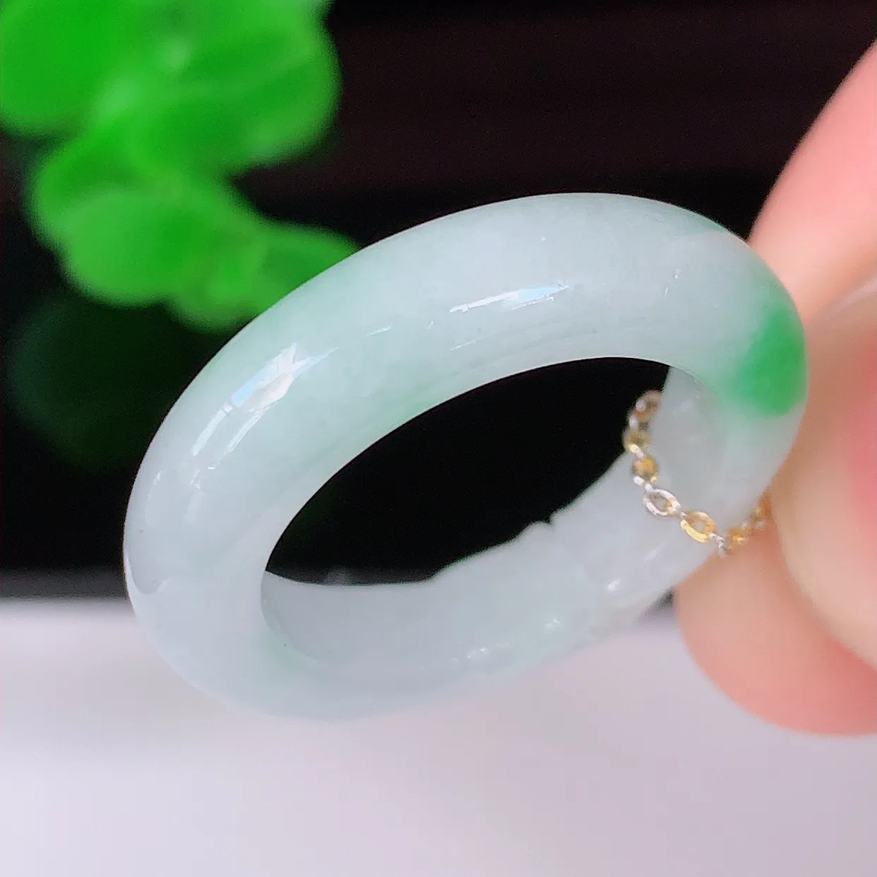 自然光实拍，17mm内径翡翠指环，玉戒指，玉质莹润，好精美好冰润的指环，14圈口，上手纤巧！#1.16尺寸17*5.2*3.9