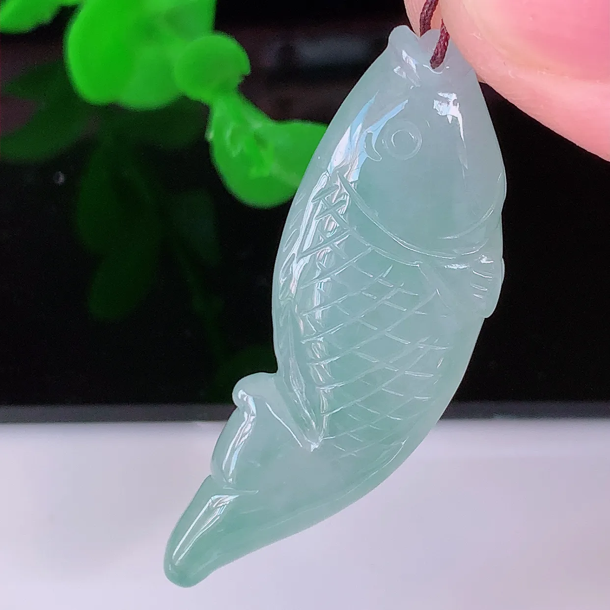 自然光实拍，冰种翡翠年年有余，自由自在玉吊坠，寓意财源广进，雕工婉约，栩栩如生，佩戴优雅迷人！#05.16
