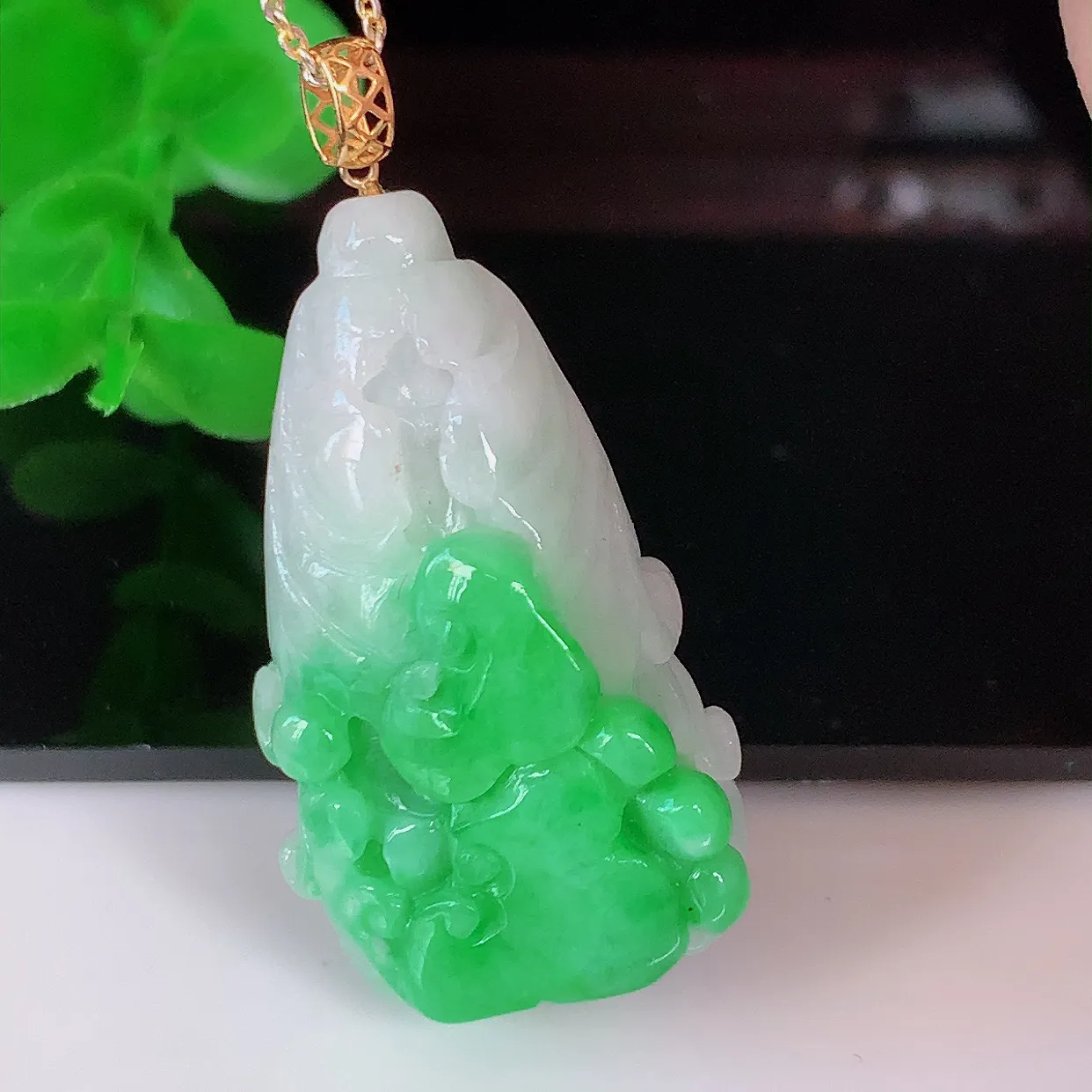 自然光实拍，18K金镶嵌冰润飘绿翡翠招百财白菜吊坠，百财聚来，财源滚滚，色泽鲜艳，精工水润的白菜，性价比高！#1.16