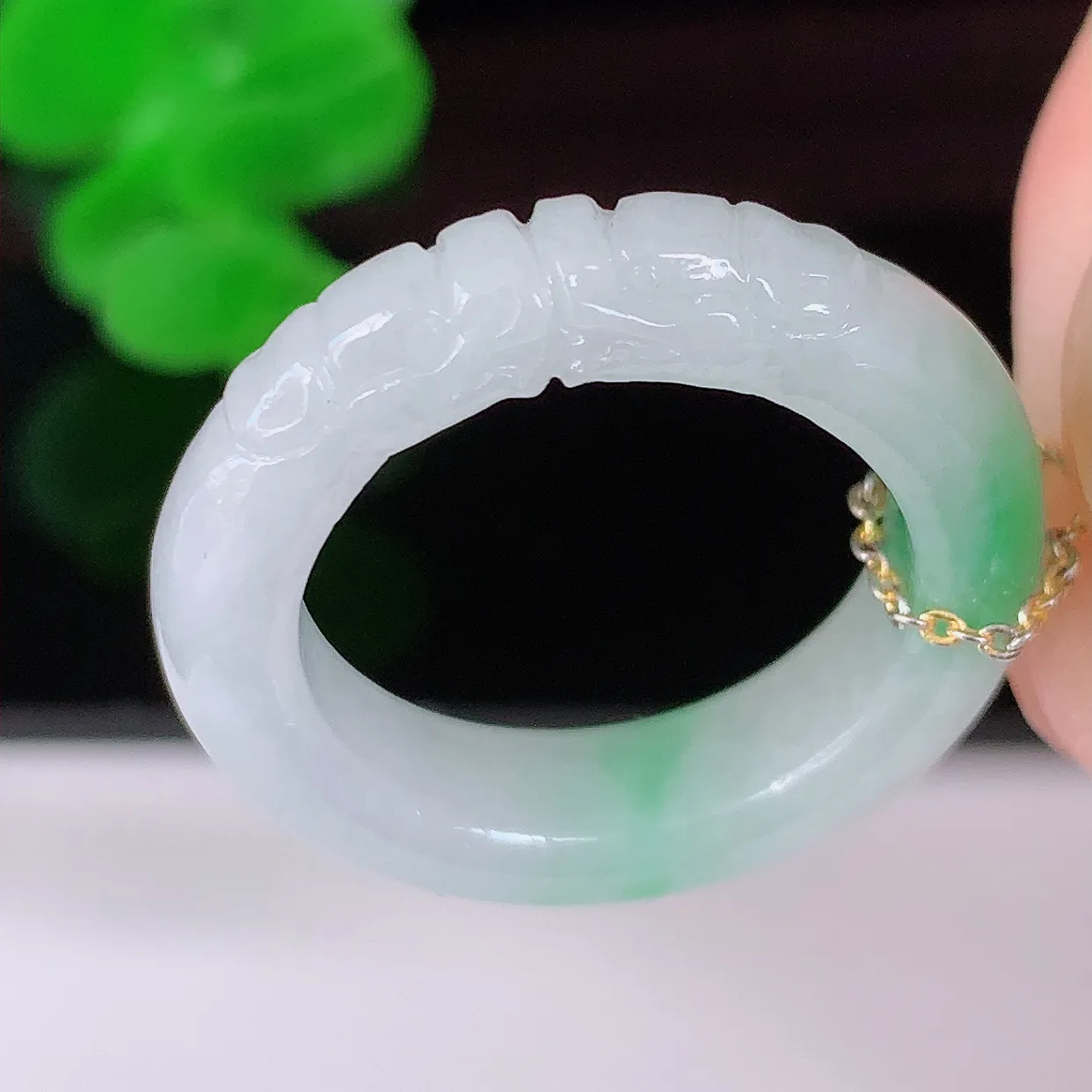 自然光实拍，17mm内径翡翠指环，玉戒指，玉质莹润，好精美好冰润的指环，14圈口，上手纤巧！#1.16尺寸17*5.2*3.9