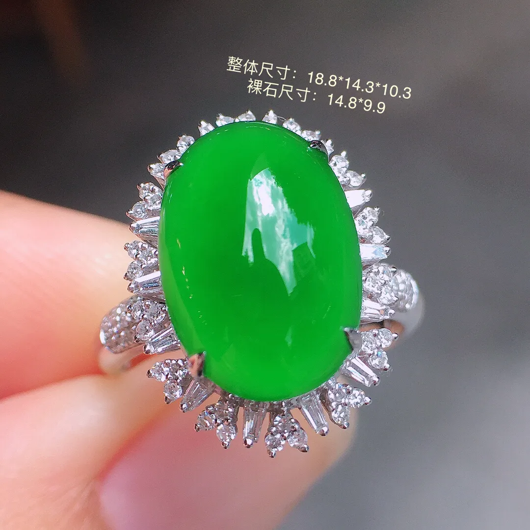 阳绿蛋面戒指，色泽均匀艳丽，玉质细腻，荧光感超
强，饱满圆润，气质满满。18k
金豪华镶嵌
