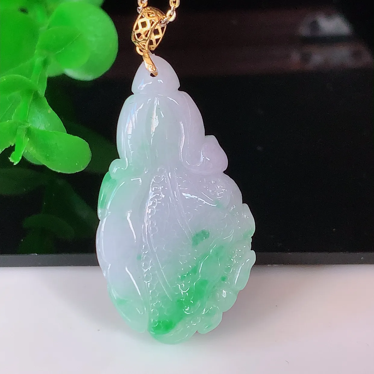 自然光实拍，18K金镶嵌冰飘绿翡翠招百财白菜吊坠，百财聚来，财源滚滚，色泽鲜艳，精工水润的白菜，性价比高！#1.16