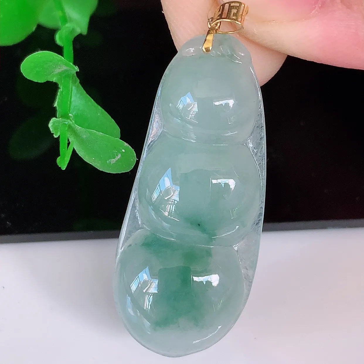 18K金镶嵌冰种飘花翡翠四季豆吊坠，平安豆福豆玉坠，冰润通透，豆粒饱满，寓意：豆蔻年华！#49.16