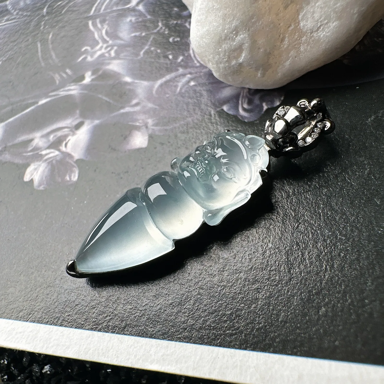 【冰种佛教法器降魔杵】冰种起胶起荧光的料子，质地细腻。纯手工雕刻，少有这样高质量的降魔杵，推荐入手。18K金钻精美镶嵌，裸石尺寸25.8*9.3*4.7毫米。