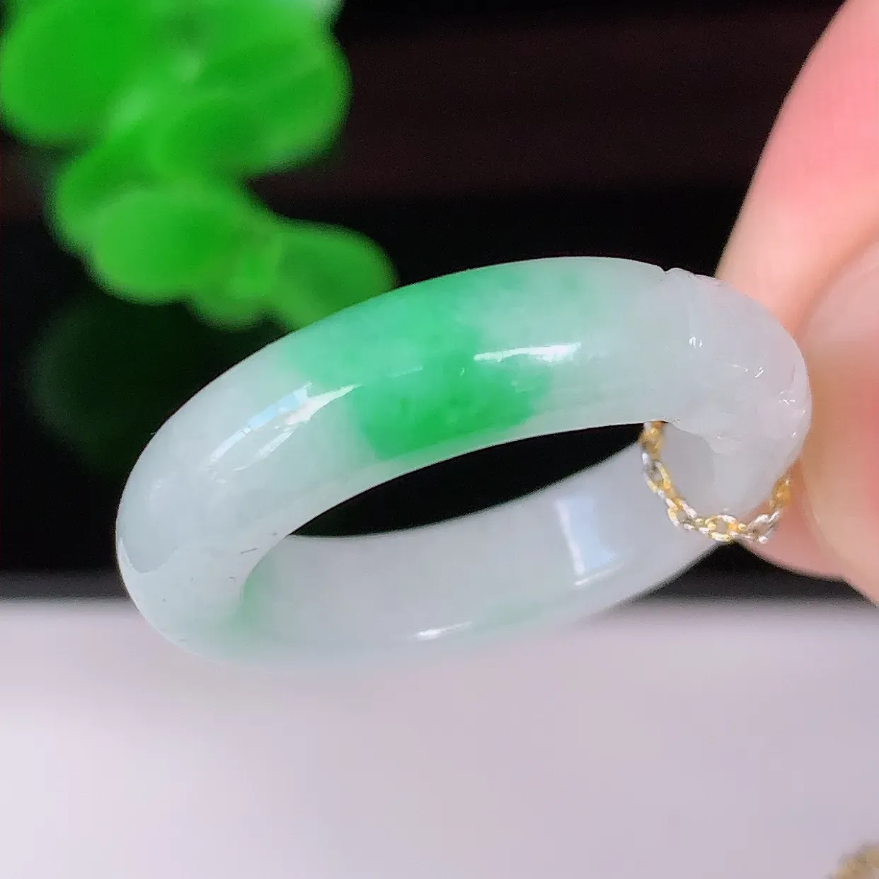 自然光实拍，17mm内径翡翠指环，玉戒指，玉质莹润，好精美好冰润的指环，14圈口，上手纤巧！#1.1