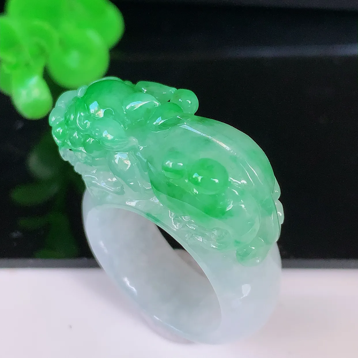 自然光实拍，貔貅扳指，18.8mm内径冰飘绿翡翠扳指，冰润指环，玉扳指，财源滚滚，玉质细腻起胶，19圈口，种水好！#1.16尺寸36.5*13*11