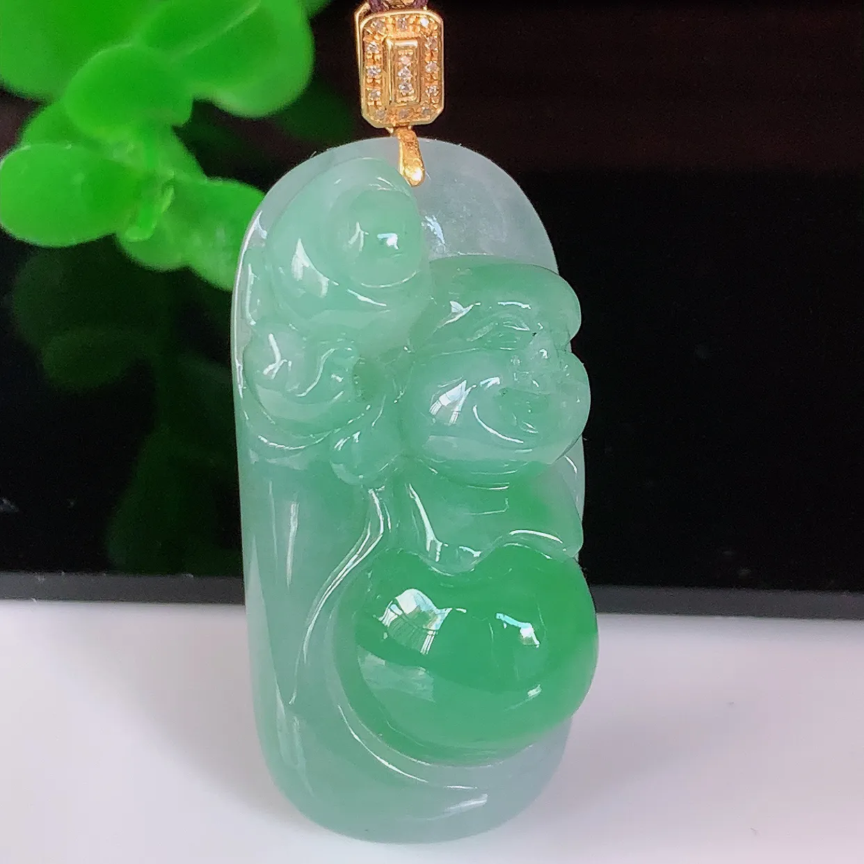 自然光实拍，18K金镶嵌冰胶飘绿逍遥布袋佛翡翠吊坠，代代有钱，水足丰盈，盈满欢喜，配戴送礼佳品！#1.16整体39裸石33*15.8*11.5