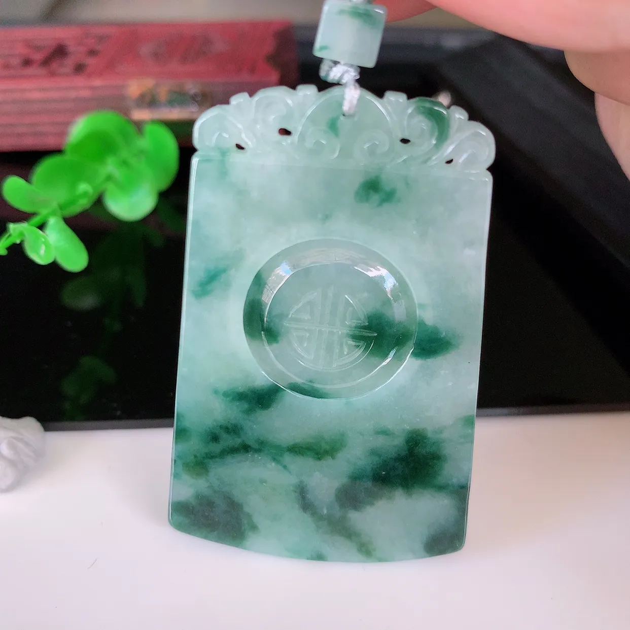 自然光实拍，冰润飘花翡翠时来运转吊坠，种老水足，雕工精湛 ，寓意美好，佩戴时尚出众！#03.16